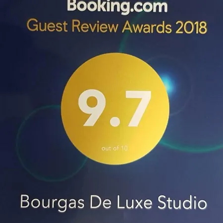 De Luxe Burgas, Center *